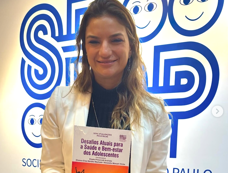 Dra. Maíra com livro sobre adolescência